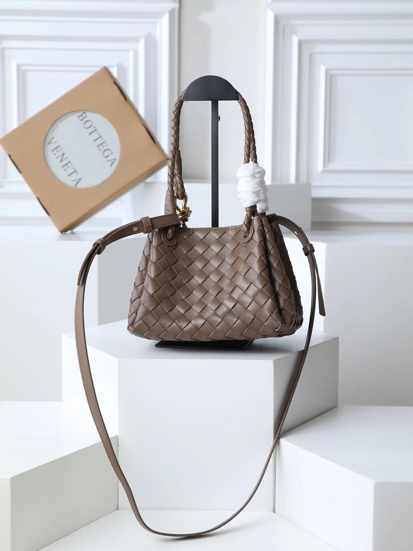 1250. Home B has a new product! Andiamo combines archive parachute handbags to inherit retro elements and integrate modern trends. The same style as Shu Qi's Night in Beijing. It is a continuation of the classic bag. It has three functions: hand carry, shoulder and cross-body. It is embellished with metal brass knot buckles. It is small and has an amazing capacity. It can easily hold all kinds of daily necessities with a box, sunglasses, small bottle, water powder, charger, and the upper body is versatile. Style number: 796569 Size: 21*17*16.5cm